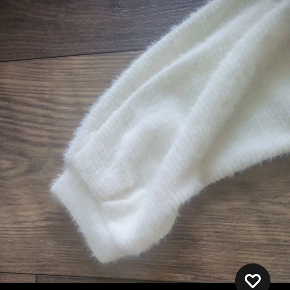 C&C California Creme V-Neck Sweater with Puff Sleeves, Med - Picture 5 of 5